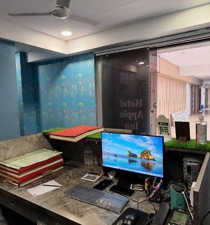 Oyo Hotel Apple Inn Surat Exterior foto