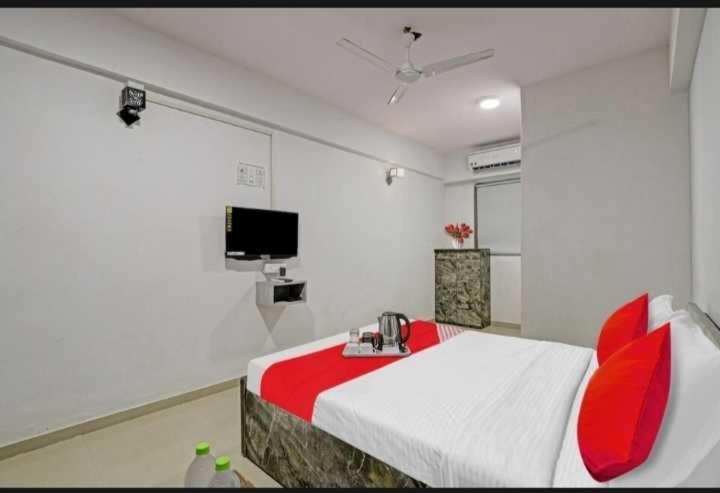 Oyo Hotel Apple Inn Surat Exterior foto